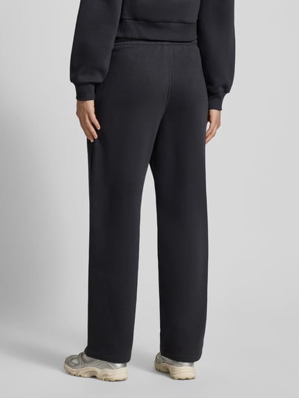Frauenmodel trägt High Waist Sweatpants mit elastischem Bund und Logo von JJXX, Baumwoll-Mix, weites Bein, Logo, Rückansicht.