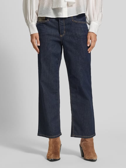 Frauenmodel trägt Barrel Jeans aus Baumwoll-Mix Modell 'Liv' von TONI, dunkelblauer Denim, lockere Passform, Damen Barrel Jeans von TONI, Ganzkörperansicht von vorne