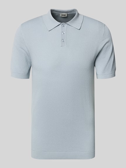 Produktfoto, Slim Fit Poloshirt Modell 'Triton' von Drykorn aus reiner Baumwolle, hellblau, Polokragen, kurzärmelig, Strukturmuster.
