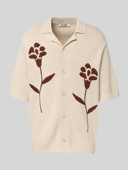 Produktfoto, Relaxed Fit Freizeithemd aus reiner Baumwolle Modell 'SONNY' von Only & Sons, Strickoptik in Beige mit brauner Floral Applikation, durchgehende Knopfleiste, Kurzarm, Resortkragen, Materialverarbeitung Strick