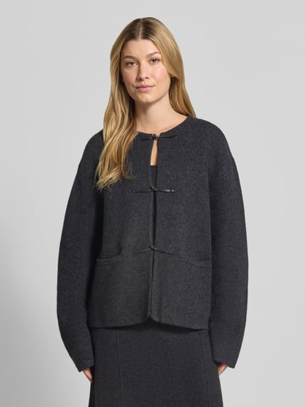Frauenmodel trägt Strickjacke aus Wolle mit Knopfverschluss von Christian Berg Woman, dunkelgrau, Regular Fit, eingrifftaschen, Nahaufnahme Oberkörper.