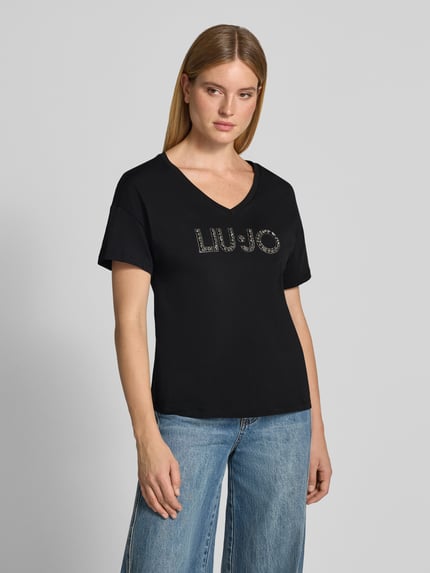 Vrouwenmodel draagt Regular Fit T-shirt uit puur katoen van Liu Jo White, met siersteentjes en logodetail, ruglengte maat S 60 cm, half-totale lichaamsaanzicht van voren.