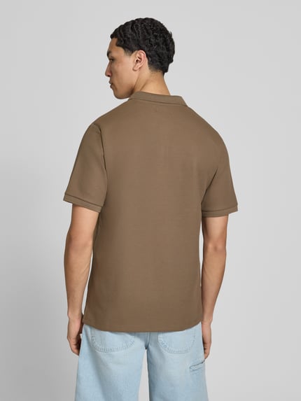 Mannelijk model draagt Regular Fit poloshirt met structuurpatroon model 'AUSTIN' van Jack & Jones, materiaalmix met katoen, knoopsluiting, ruglengte bij maat M 69 cm, kleur bruin, gladde, licht gestructureerde textuur, eenvoudige vormen, geheelbeeld achteraan.