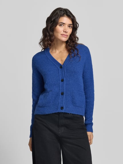 Frauenmodel trägt Cardigan aus Alpaka mit aufgesetzten Taschen von MAX MARA WEEKEND, blau, Strukturstrick, Knöpfe, gerippte Abschlüsse, Nahaufnahme Oberkörper.