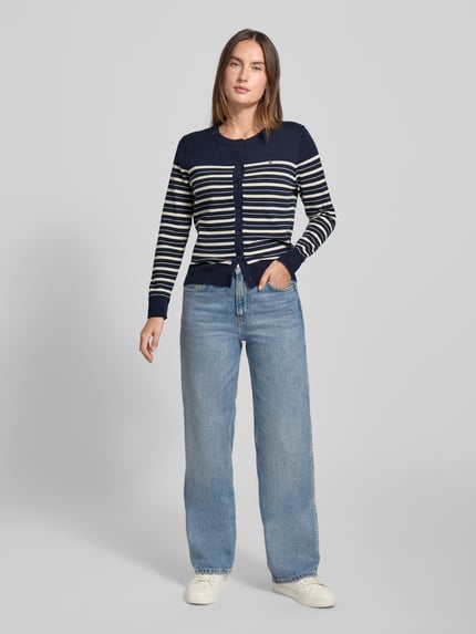 Frauenmodel trägt Regular Fit Strickjacke aus Baumwoll-Mix von Tommy Hilfiger, Optik: Allover-Muster, gestreift, Feinstrick, Ganzkörperansicht von vorne.