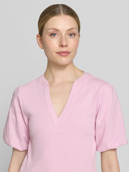 Frauenmodel trägt T-Shirt mit Ballonärmeln Modell 'Jada' von MOS MOSH in Rosa, Baumwoll-Mix mit Stretch-Anteil, Feinripp, V-Ausschnitt, Körpernaher-Schnitt, Nahaufnahme Oberkörper.