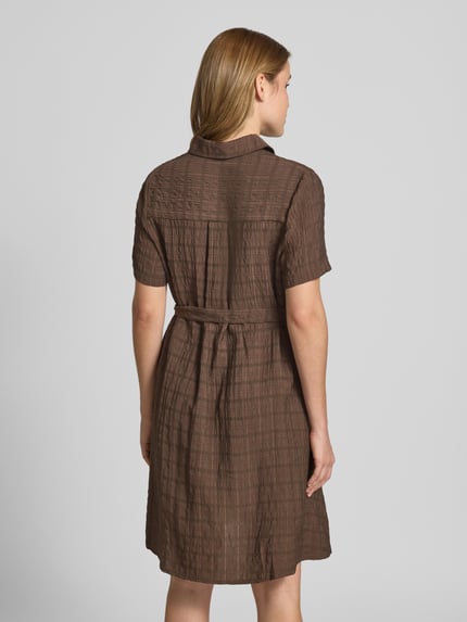 Frauenmodel trägt Hemdblusenkleid aus Viskose-Lyocell-Mix mit Bindegürtel von Jake*s Casual, braun mit Strukturmuster, A-Linie, Knielänge, Hemdblusenkragen, Rückenlänge 98 cm, Brustweite 36 cm, Ärmellänge 24 cm, Ganzkörperansicht Rückansicht.