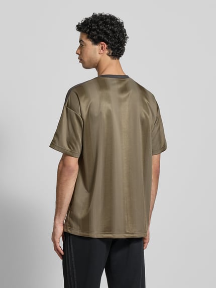 adidas Originals Koszulka T-shirt w kroju regular fit z nadrukiem logo model 'JACQUARD' Błotnisty 5