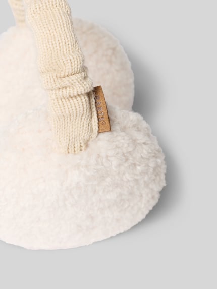 Produktfoto, cremefarbene Ohrenwärmer mit Teddyfell-Besatz Modell 'Browniez' von Barts auf grauem Hintergrund, weiche Textur