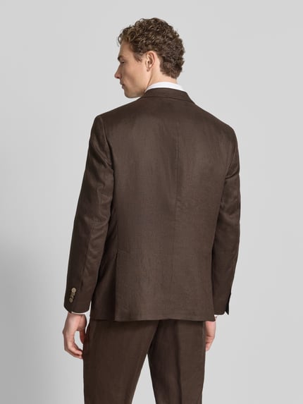 Männermodel trägt Regular Fit Sakko aus Leinen mit Pattentaschen von Christian Berg Men, braune Farbe, Zweireiher, Rückenansicht Ganzkörperansicht.