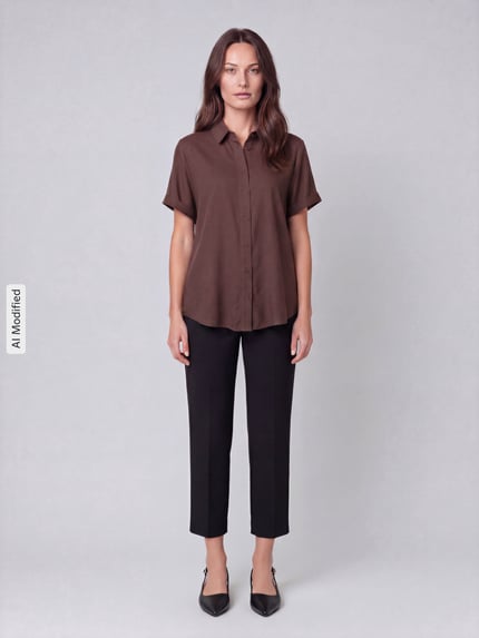 Frauenmodel trägt Regular Fit Weite Hose mit Viskose-Anteil Modell 'ALARA' von SEDUCTIVE, czarne spodnie, Ganzkörperansicht von vorne, Damen Weite Hose von SEDUCTIVE