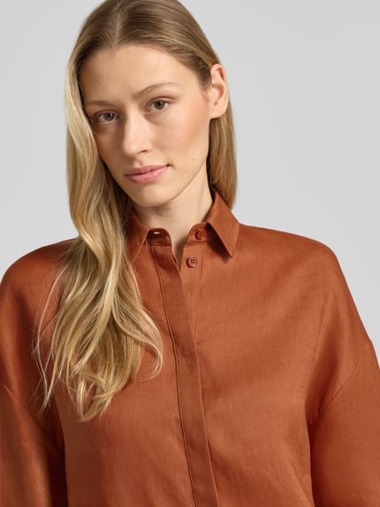 Vrouwenmodel draagt Boxy Fit Leinenbluse met 3/4-mouw model 'RITO' van MM by Max Mara, puur linnen, klassiek bruin, overhemdkraag, verborgen knoopsluiting, structuur glad, Nahaufnahme bovenlichaam.