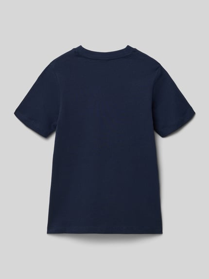 Junge trägt Regular Fit T-Shirt aus reiner Baumwolle von s.Oliver RED LABEL, Optik: Unifarben, Jersey, Ganzkörperansicht Rückansicht.