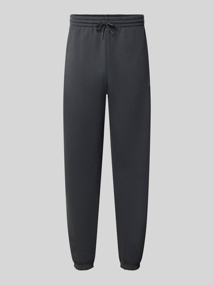 Produktfoto, Regular Fit Sweatpants aus Baumwoll-Mix mit Label-Stitching von New Balance, kolor ciemnoszary, Mieszanka bawełny, krój regular fit, wyhaftowane logo, elastyczny pas z tunelem, długość wewnętrzna nogawki w rozmiarze M: 79 cm