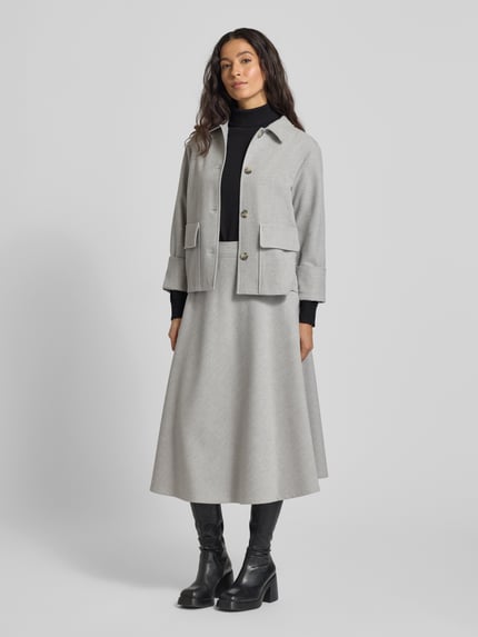 Vrouwenmodel draagt Regular Fit Blazer met klepzakken van More & More, materiaalmix met viscose, platte kraag, knoopsluiting, mouwen met omslag, lichtgrijs, gladde textuur. Ganzkörperansicht van voren.