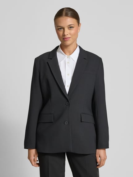 Vrouwenmodel draagt unifor gekleurde blazer met klepzakken, reverskraag en knoopsluiting, Blazer met Pattentaschen Modell 'RITA' van SELECTED FEMME, recht model, voorkant volledige lichaamsweergave.