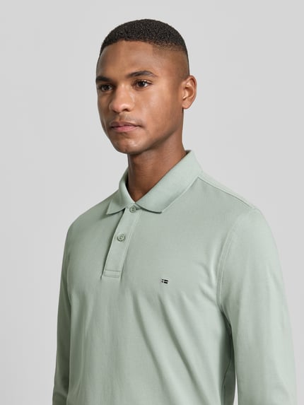 Männermodel trägt Poloshirt mit Label-Stitching von Christian Berg Men in Mintgrün, Reine Baumwolle, Slim-Fit, Nahaufnahme Oberkörper.