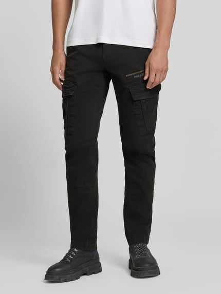 Mannenmodel draagt Slim Fit broek uit katoenmix in cargolook van PME Legend, zwart, met knoop- en ritssluiting, binnenbeenlengte 80 cm, Bandwijdte maat 44 cm, Nahaufnahme onderlichaam.