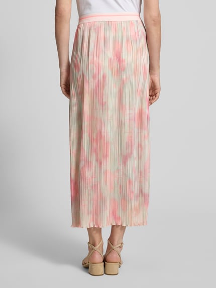 Frauenmodel trägt Ausgestellter Midi-Rock mit Plissees von Marc Cain, Optik:Allover-Muster, Passform: Regular-Fit, Maxi-Länge, Bundabschluss: Elastisch, Saum: Gerade, zarte Rosa- und Beigetöne, fließende Textur, Ganzkörperansicht Rückansicht.