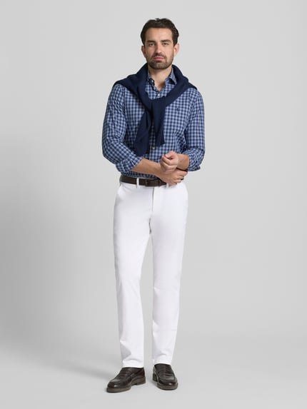Männermodel trägt Stoffhose mit Gesäßtaschen von Christian Berg Men in Weiß, Baumwoll-Mix, gerade Form, Ganzkörperansicht von vorne.