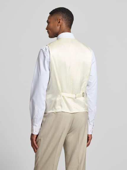 Männermodel trägt Weste aus Viskose-Mix mit V-Ausschnitt von Wilvorst in Creme, Gerader-Schnitt, Leistentaschen, Ganzkörperansicht Rückansicht. Rückenlänge 58 cm, Schulterbreite 36 cm, Brustweite 51 cm bei Größe 50.