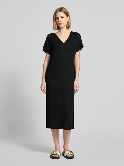 Vrouwenmodel draagt zwarte tricotjurk met V-hals, viscosemix met stretch, recht model, midi-jurk, model 'Delia' van Soyaconcept, Ganzkörperansicht von vorne.