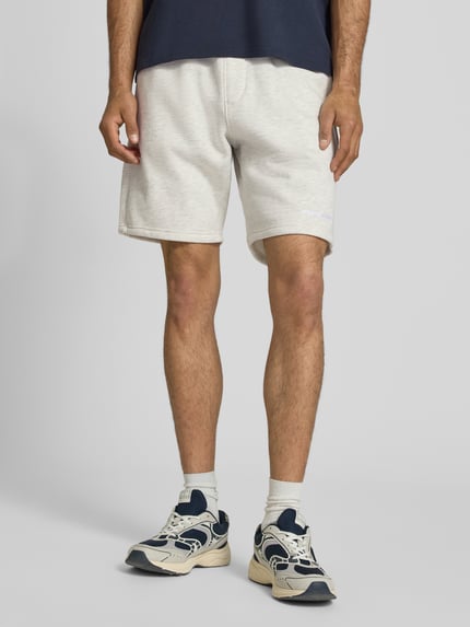 Männermodel trägt Regular Fit Shorts mit Logo-Stitching von Pegador aus Baumwoll-Mix, helle Farbe, elastischer Bund, Nahaufnahme Beine