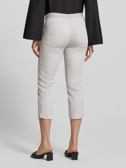 Frauenmodel trägt Jogpants mit elastischem Bund Modell 'Sue' von TONI aus Baumwoll-Mix mit Stretch-Anteil, 3/4-Bein, Eingrifftaschen, Gesäßtaschen, Farbe Hellbeige, glatte Textur, Ganzkörperansicht Rückansicht.