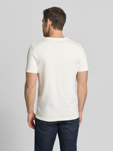 Männermodel trägt Regular Fit T-shirt aus puur katoen van s.Oliver RED LABEL, look: effen, korte mouw, motiefprint, Ganzkörperansicht Rückansicht