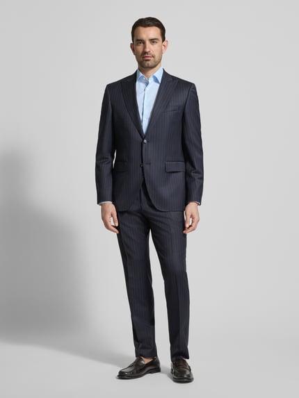 Männermodel trägt Super Slim Fit Business-Hemd mit kentkraag en structuurpatroon van OLYMP, mix van katoen en elastaan, zakelijk, ganzlichaamsvooraanzicht.