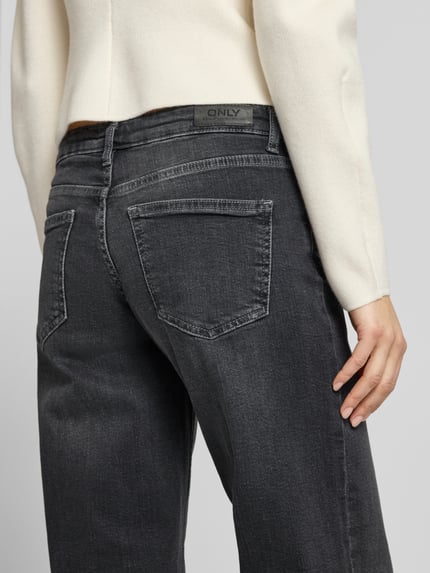 Frauenmodel trägt Wide Leg Jeans aus Baumwoll-Mix Modell 'JUDY' von Only in unifarbener Optik mit Label Patch, Nahaufnahme Rückansicht.