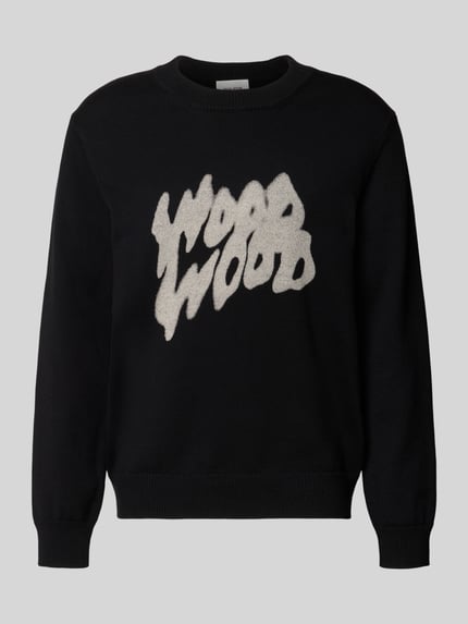 Produktfoto, czarny sweter z dzianiny z bawełny od Wood Wood, nadruk z logo na przodzie, krój regular fit, model 'Cloud', prążkowane wykończenia