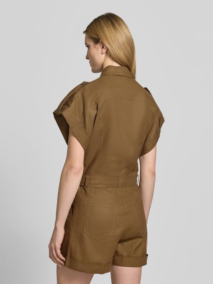 Vrouwenmodel draagt Jumpsuit aus Leinen-Baumwoll-Mix mit Gürtel van Style Icon Collection, regular fit, bruin, gladde textuur, rugaanzicht, context: overhemdkraag, knoopsluiting, riem, ruglengte 47 cm, borstwijdte 45 cm, mouwlengte 14 cm, totale lengte 88 cm, binnenbeenlengte 10 cm bij maat 36.