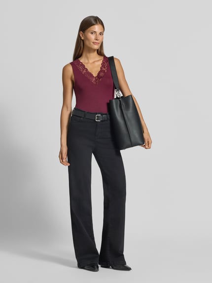 Vrouwenmodel draagt Regular Fit Top uit viscosemix model 'ROSA' van VERO MODA in donkerroze met kant, Dames top, Ganzichaam aanzicht van voren