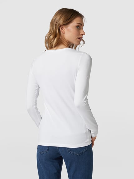 Vrouwenmodel draagt Shirt met lange mouwen met ronde hals Model 'Smilla' van Opus, mix van katoen en elastaan, slim fit, ruglengte maat 36: 63 cm, witte stof, effen design, Ganzkörperansicht Rückansicht.