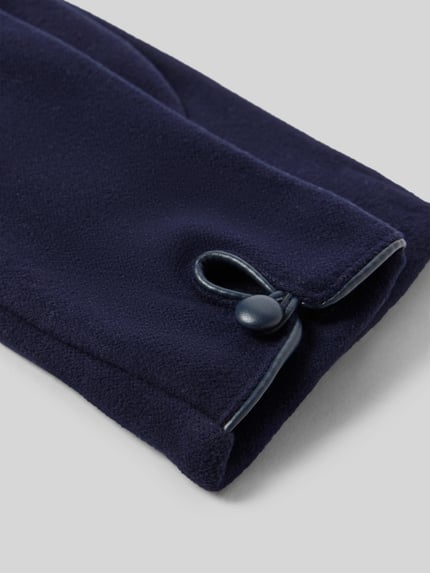 Productfoto, donkerblauwe Dames handschoenen met labeldetail van EEM, zachte fleece textuur, detailopname