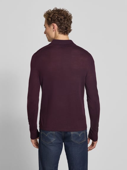 Männermodel trägt dunkelroten Wollpullover mit Polokragen von Tiger of Sweden, Modell 'Erros', reine Wolle, Rückansicht, Ganzkörperansicht.