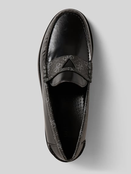 Produktfoto, Loafers mit Logo-Print Modell 'Rossio' von Guess, schwarze Glattleder-Optik, abgerundete Passform, glatte Sohle, 3 cm Absatzhöhe, Schafthöhe 8 cm, Schaftweite 4 cm, Herren