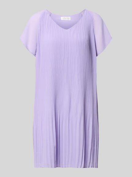 Produktfoto, knielanges Cocktailkleid mit Plisseefalten Modell 'Inken' von GUIDO MARIA KRETSCHMER WOMAN, fliederfarbener Chiffon, Straight Fit, V-Ausschnitt, strukturierte Oberfläche
