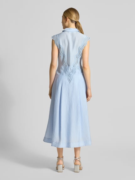 Frauenmodel trägt Hemdblusenkleid aus Modal-Mix mit Spitze Modell 'COLE' von Copenhagen Muse, hellblau, A-Linie, Midikleid, Ganzkörperansicht Rückansicht.