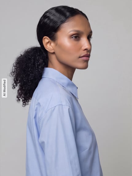 Frauenmodel trägt Regular Fit Langarmbluse aus reiner Baumwolle von Lauren Ralph Lauren in Hellblau, glatte Textur, Ganzkörperansicht von vorne, KI-modifiziertes Bild.