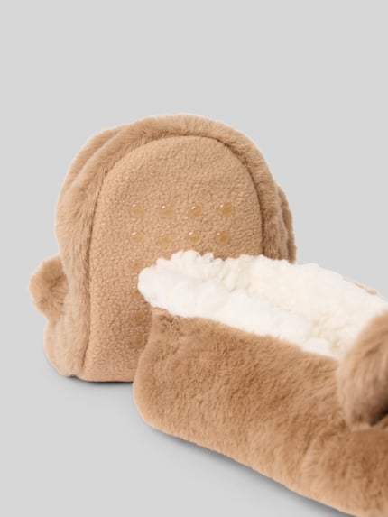 Produktfoto, Kuschelsocken mit Zier-Applikationen und Noppen von CAPELLI NEW YORK, beige, weiche Textur, Innenfutter weiß, Damen Kuschelsocken, Pull-Ons