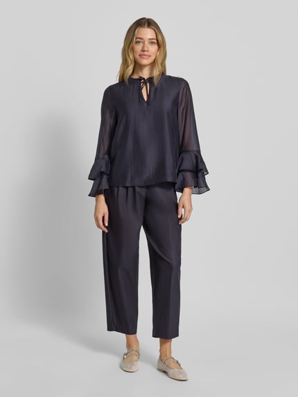 Vrouwenmodel draagt Stoffhose mit Biesen und Eingrifftaschen van comma, donkerblauw, recht model, katoenmix met stretch, geheel vooraanzicht