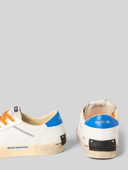 Productfoto, witte sneakers met afgeronde punt en vetersluiting, model 'DISTRESSED' van Crime London, labeldetails, hakhoogte 4 cm, schachthoogte 5 cm, schachtbreedte 6 cm