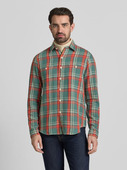 Männermodel trägt Freizeithemd mit Knopfleiste von Polo Ralph Lauren in grün-rot kariert, reine Baumwolle, Regular Fit, Ganzkörperansicht von vorne.