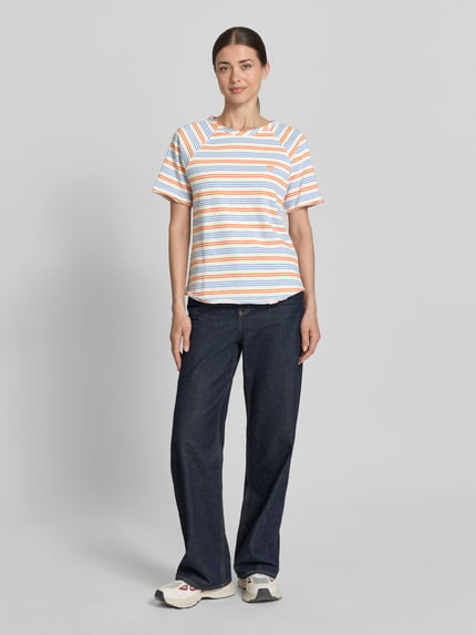 Frauenmodel trägt Regular Fit T-Shirt mit Stitching von Smith and Soul, Damen T-Shirt aus reiner Baumwolle, Allover-Look, Rundhalsausschnitt, Rückenlänge bei Größe S 60 cm, bunte Streifen, Ganzkörperansicht von vorne.