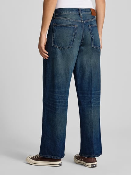 Vrouwenmodel draagt Baggy Jeans uit puur katoen van Calvin Klein Jeans in blauwe katoendenim met lichte schaduwen, volledige achteraanzicht.