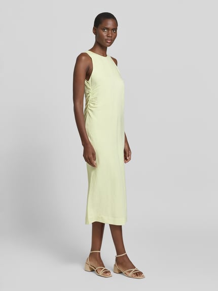 Vrouwenmodel draagt A-lijn dames midi-jurk model 'DELINNA' van BOSS Orange, look: effen, mix van linnen en viscose, plooien, midilengte, ronde hals, mouwloos, zijaanzicht, volledig lichaam.