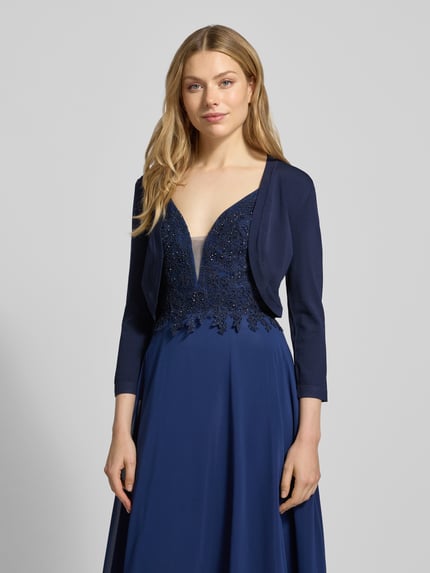 Frauenmodel trägt Cropped Cardigan aus Viskose-Mix im offenen Design von Swing in Dunkelblau, 3/4-Arm, Ganzkörperansicht von vorne. Rückenlänge bei Größe 36: 39 cm.