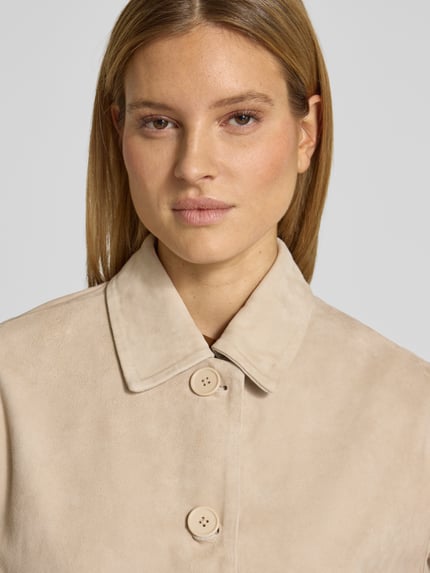 Frauenmodel trägt Lederjacke mit Pattentaschen von Smith and Soul aus Ziegenleder, Relaxed-Fit, Umlegekragen, Knopfleiste, Nahaufnahme Oberkörper. Rückenlänge 56 cm, Schulterbreite 55 cm, Brustweite 58 cm, Ärmellänge 54 cm.